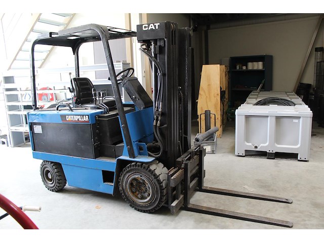 Heftruck caterpiller f40d. bouwjaar 1991. max. draaglast 2000 kg. tellerstanden 22.746 en 776 (twee tellers... - afbeelding 1 van  13