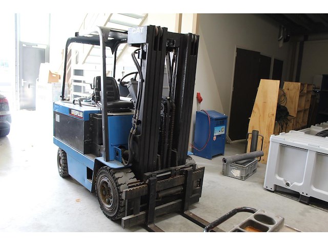 Heftruck caterpiller f40d. bouwjaar 1991. max. draaglast 2000 kg. tellerstanden 22.746 en 776 (twee tellers... - afbeelding 6 van  13