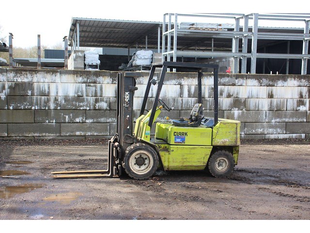 Heftruck clark dpm30n diesel 2410kg 1989 - afbeelding 1 van  1