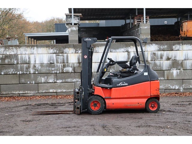 Heftruck linde e30/02/600 elektrisch 3000kg 7m 2009 - afbeelding 1 van  1