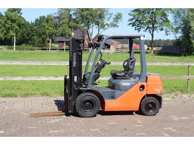 Heftruck toyota 52-8fd25 diesel 2500kg 3.0m 2011 - afbeelding 1 van  1