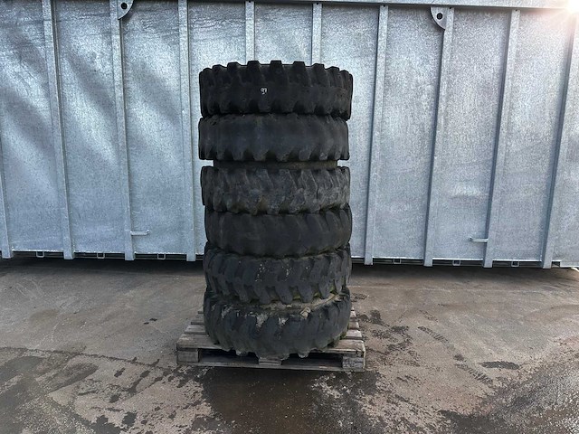 Heftruckbanden met velg 10-gaats (6x) - afbeelding 1 van  2