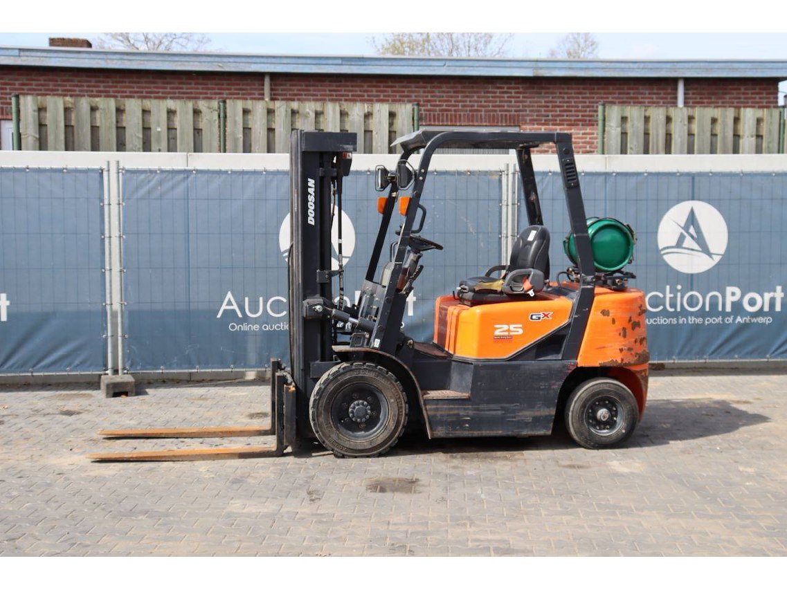 Heftrucks - graafmachines - wielladers - hoogwerkers - machines