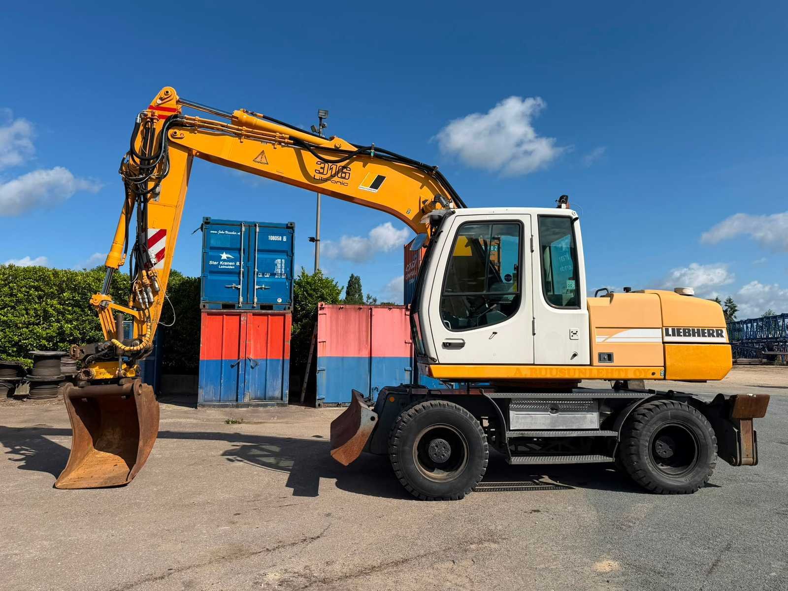 Heftrucks , graafmachines , hoogwerkers , wegenbouw en schoonmaakmachines