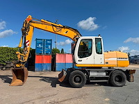 Heftrucks , graafmachines , hoogwerkers , wegenbouw en schoonmaakmachines