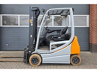 Heftrucks , hoogwerkers , gereedschappen en schoonmaakmachines