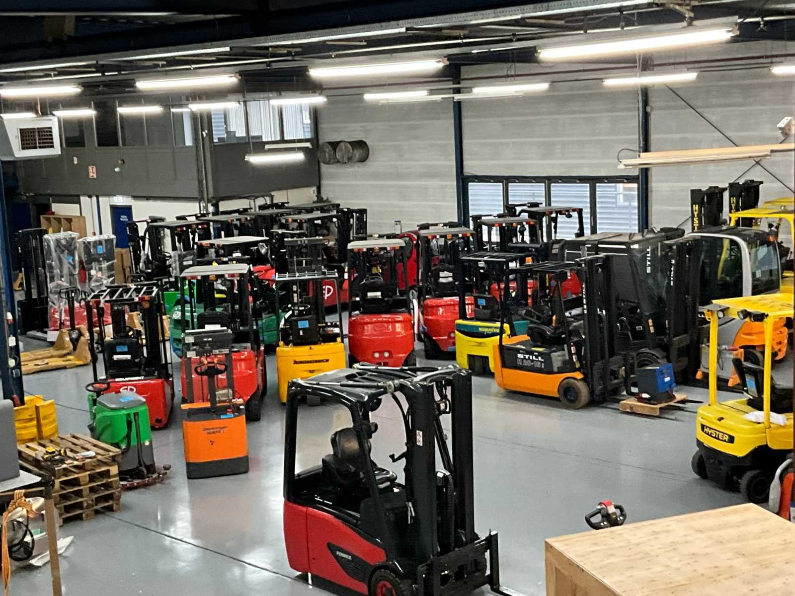 Heftrucks, quads, betonzagen, gereedschappen en overige voorraad