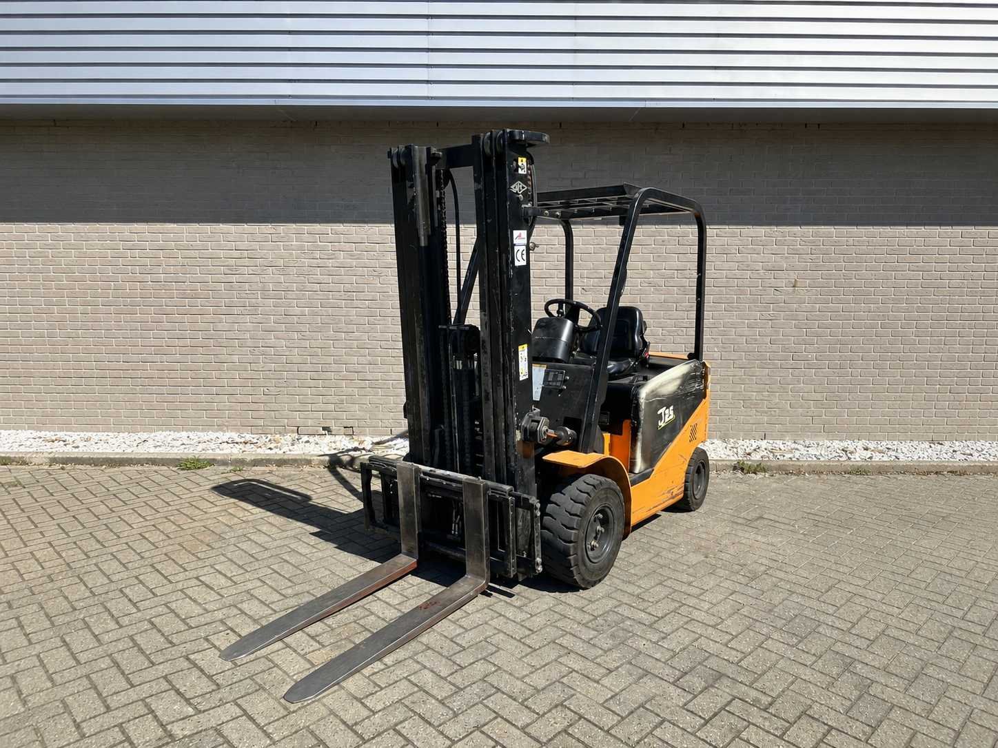 Heftrucks, reachtrucks, overige transportmiddelen en magazijnstellingen