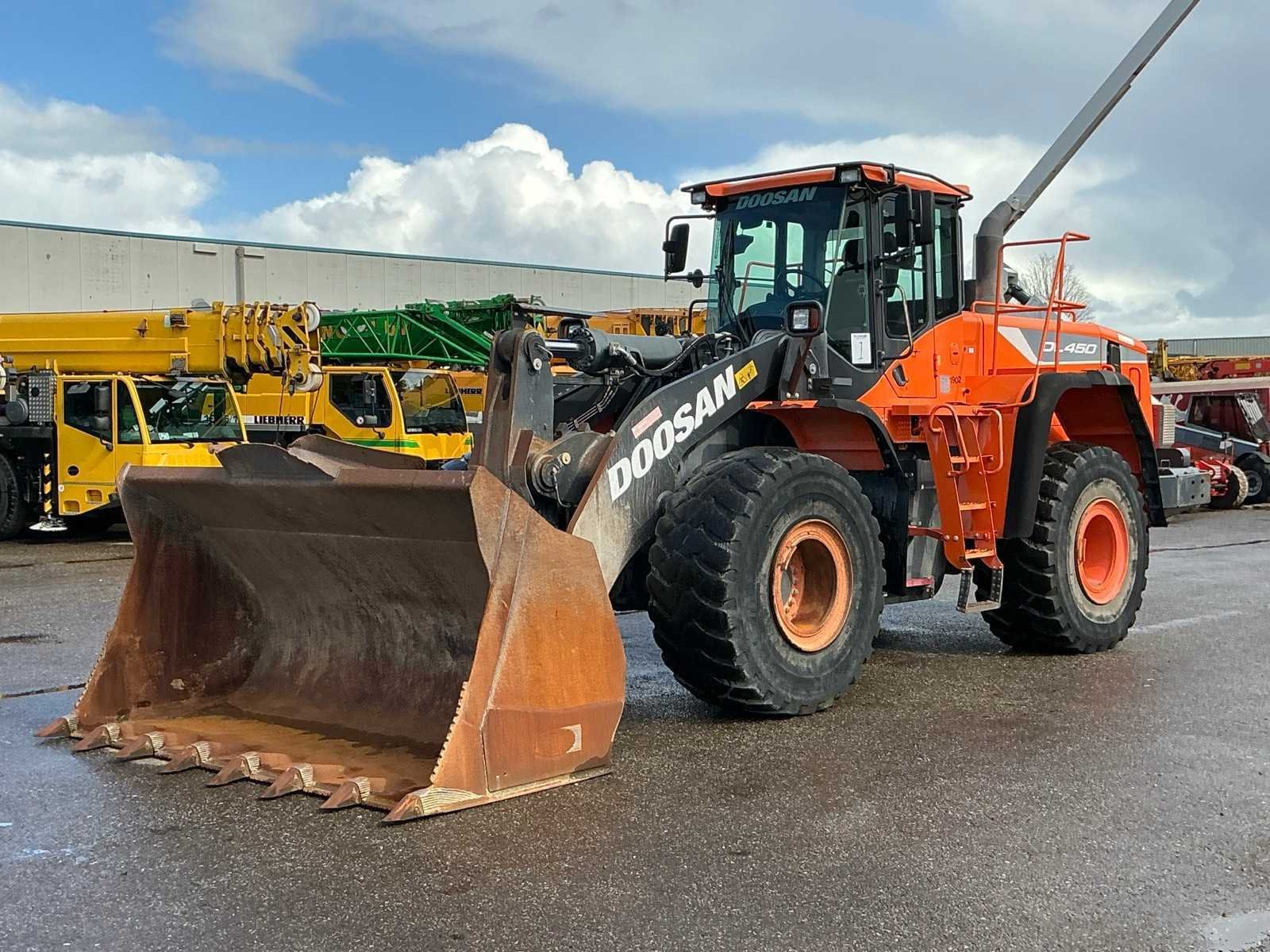 Heftrucks, verreikers en vrachtwagens