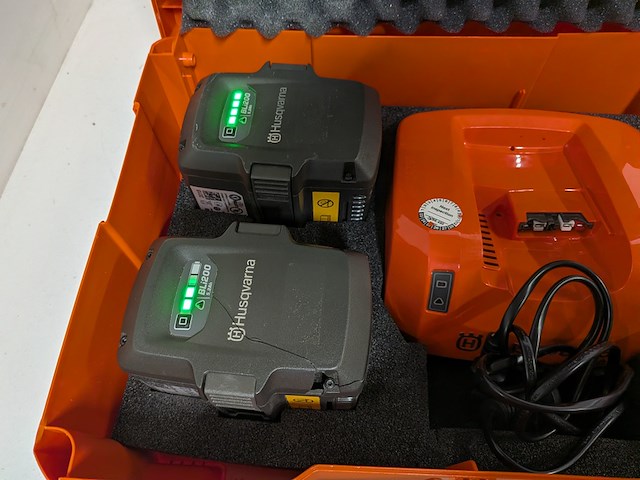 Heggenschaar - 60cmo inclusief accupakket (2 accu's en lader) husqvarna, 520ihd61, bouwjaar 2020 - afbeelding 3 van  13