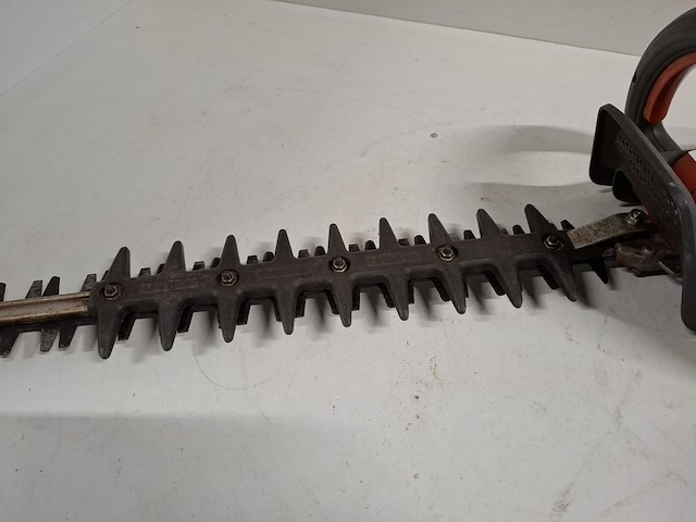 Heggenschaar - 60cmo inclusief accupakket (2 accu's en lader) husqvarna, 520ihd61, bouwjaar 2020 - afbeelding 7 van  13