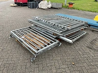 Hekwerk met poorten