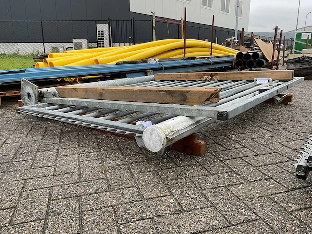 Hekwerk met poorten - afbeelding 12 van  15
