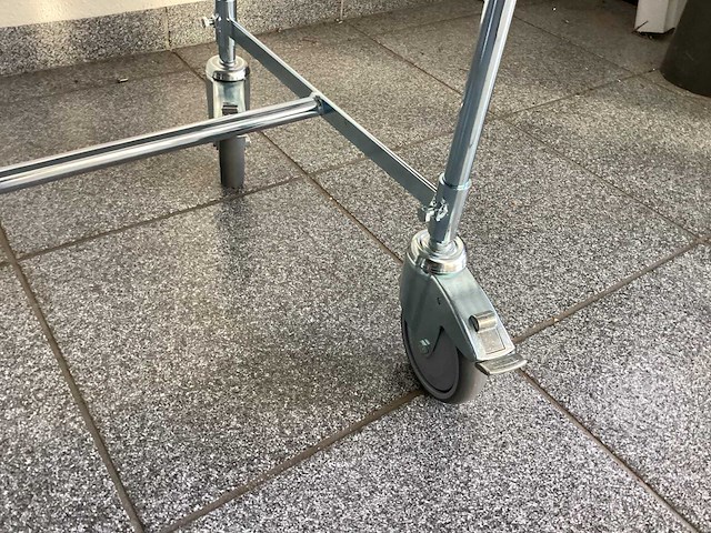 Helgenyberg ab verrijdbare eiken tafel - afbeelding 2 van  7