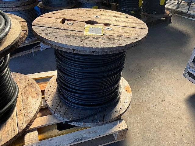 Helkama lkm 4x4 kabel op haspel (circa 300mtr) - afbeelding 1 van  3
