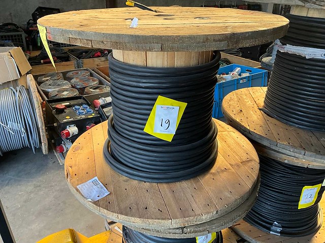 Helkama lkm 5g10 kabel op haspel (circa 35mtr) - afbeelding 1 van  3