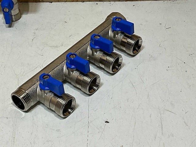 Henco verdeler 1" met 4 uitgangen euroconus incl. kogelkranen blauw (2x) - afbeelding 1 van  3