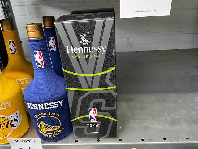 Hennessy fles cognac (8x) 4 setjes van ieder 2 limited nba editions - afbeelding 2 van  3