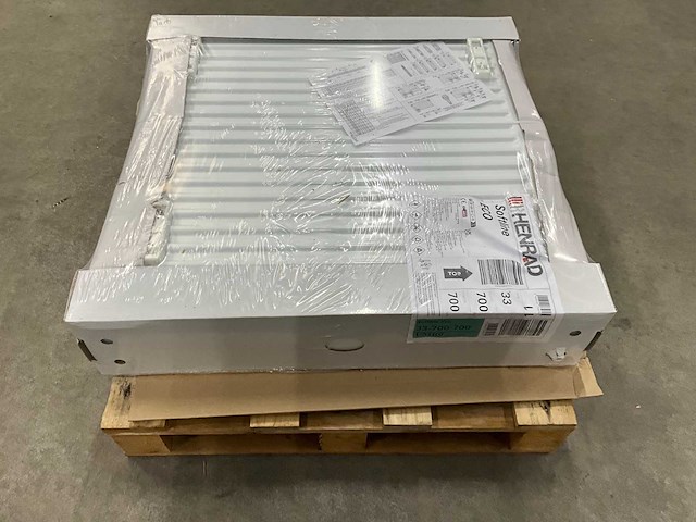 Henrad 0597073307 paneelradiator softline eco 700-33-700 1825w - afbeelding 1 van  7