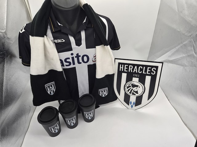 Heracles almelo supportersset – shirt, sjaal, clubembleem, bekers en presentatietorso - afbeelding 1 van  9