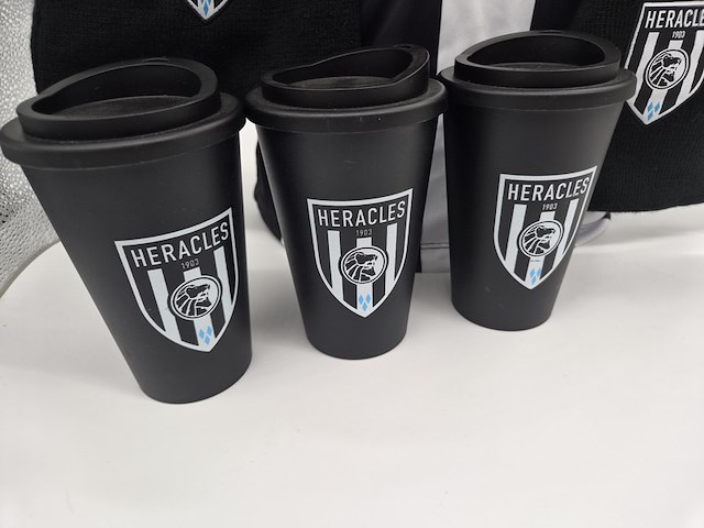 Heracles almelo supportersset – shirt, sjaal, clubembleem, bekers en presentatietorso - afbeelding 2 van  9
