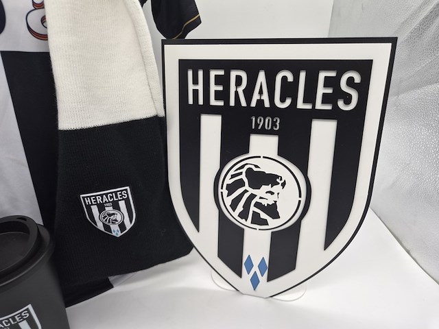Heracles almelo supportersset – shirt, sjaal, clubembleem, bekers en presentatietorso - afbeelding 3 van  9