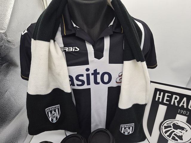 Heracles almelo supportersset – shirt, sjaal, clubembleem, bekers en presentatietorso - afbeelding 4 van  9