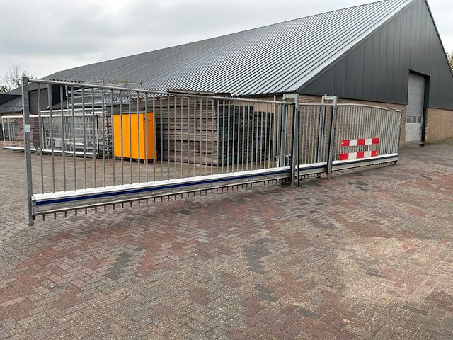 Heras aluminium elektrische schuifpoort 9.50m doorgang - afbeelding 1 van  7