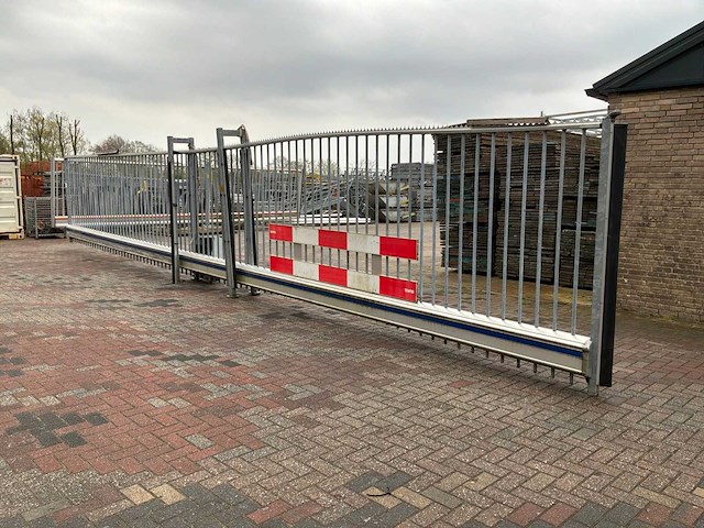 Heras aluminium elektrische schuifpoort 9.50m doorgang - afbeelding 2 van  7