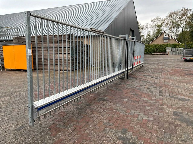 Heras aluminium elektrische schuifpoort 9.50m doorgang - afbeelding 3 van  7