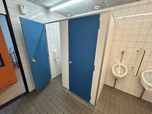 Herbokern - 2-deurs sanitaire cabine hpl - afbeelding 1 van  4