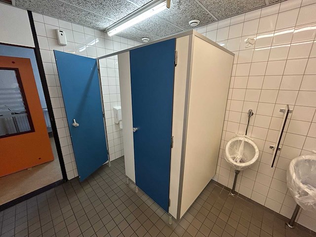 Herbokern - 2-deurs sanitaire cabine hpl - afbeelding 2 van  4