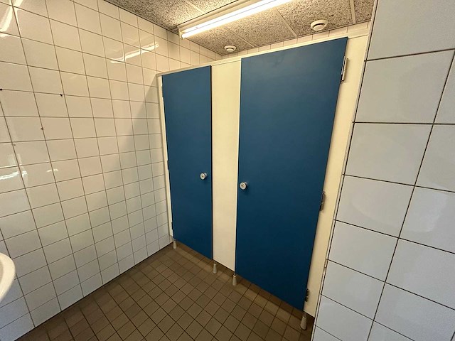 Herbokern - 2-deurs sanitaire cabine hpl - afbeelding 1 van  5