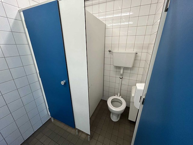 Herbokern - 2-deurs sanitaire cabine hpl - afbeelding 4 van  5