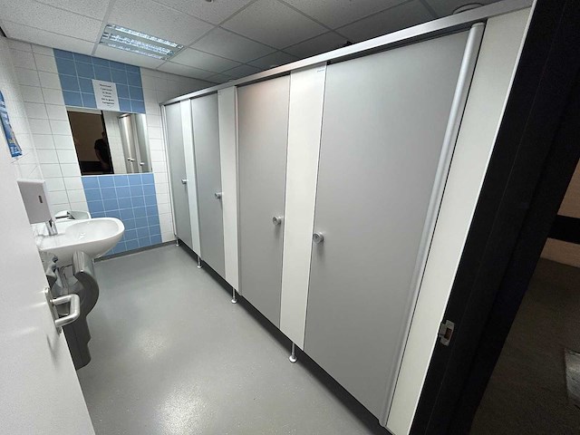 Herbokern - 4-deurs sanitaire cabine hpl - afbeelding 1 van  6