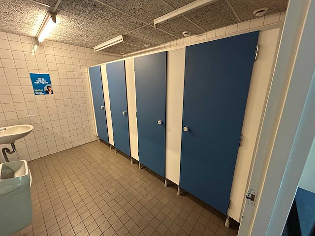 Herbokern - 4-deurs sanitaire cabine hpl - afbeelding 1 van  4