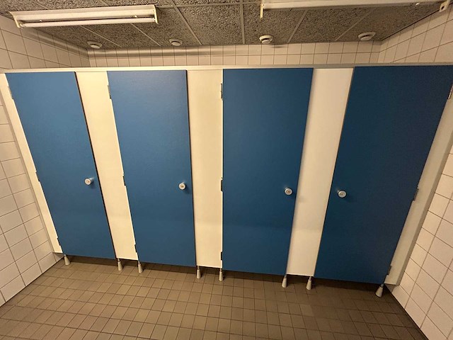Herbokern - 4-deurs sanitaire cabine hpl - afbeelding 2 van  4