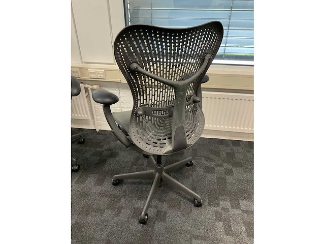 Herman miller mirra 2 bureaustoel (2x) - afbeelding 4 van  7