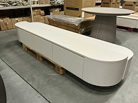Hermosa ronde japandi tv meubel matte beige 240cm h33cm - afbeelding 1 van  3