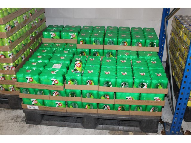 Hero cassis. 90 trays a 24 blikken 0,33l. totaal 2160 blikken. tht 4-2026. bod is inclusief 324 euro statie... - afbeelding 1 van  2