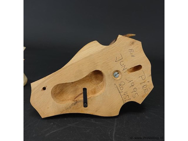 Hertengewei op houten schild - afbeelding 5 van  5