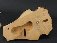 Hertengewei op houten schild - afbeelding 5 van  5