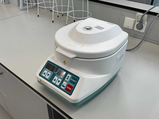Hettich mikro 120 centrifuge - afbeelding 1 van  4