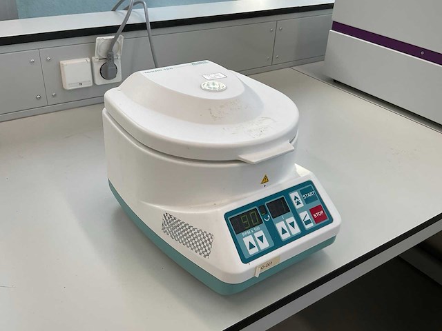 Hettich mikro 120 centrifuge - afbeelding 3 van  4