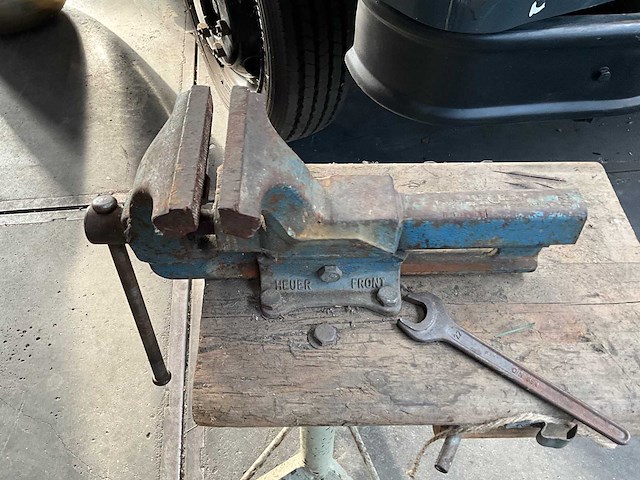 Heuer - bankschroef 120mm op statief - afbeelding 2 van  2