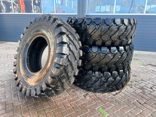 Hfx 20.5 x 25 loader banden (4x) - afbeelding 1 van  5