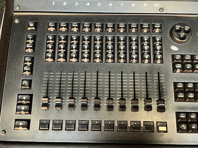 High end systems lichtconsole - afbeelding 16 van  19