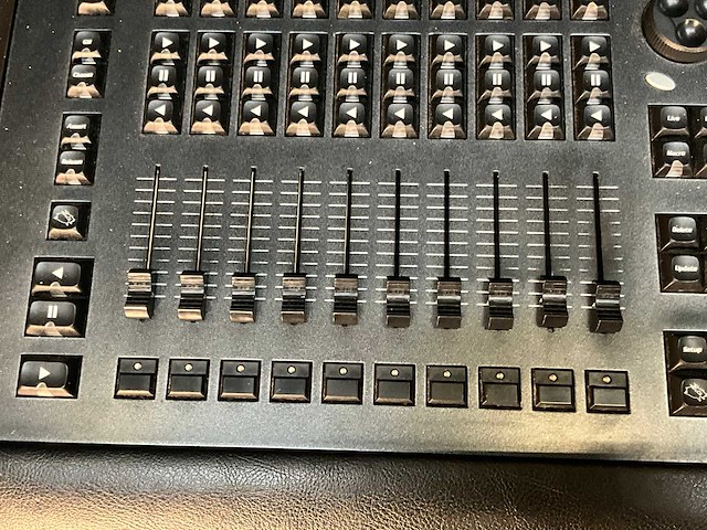 High end systems lichtconsole - afbeelding 18 van  19