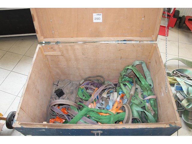 Hijs- en spanbanden in verrijdbare kist. - afbeelding 1 van  3