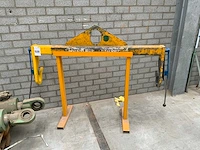 Hijsbalk op bok - afbeelding 1 van  4